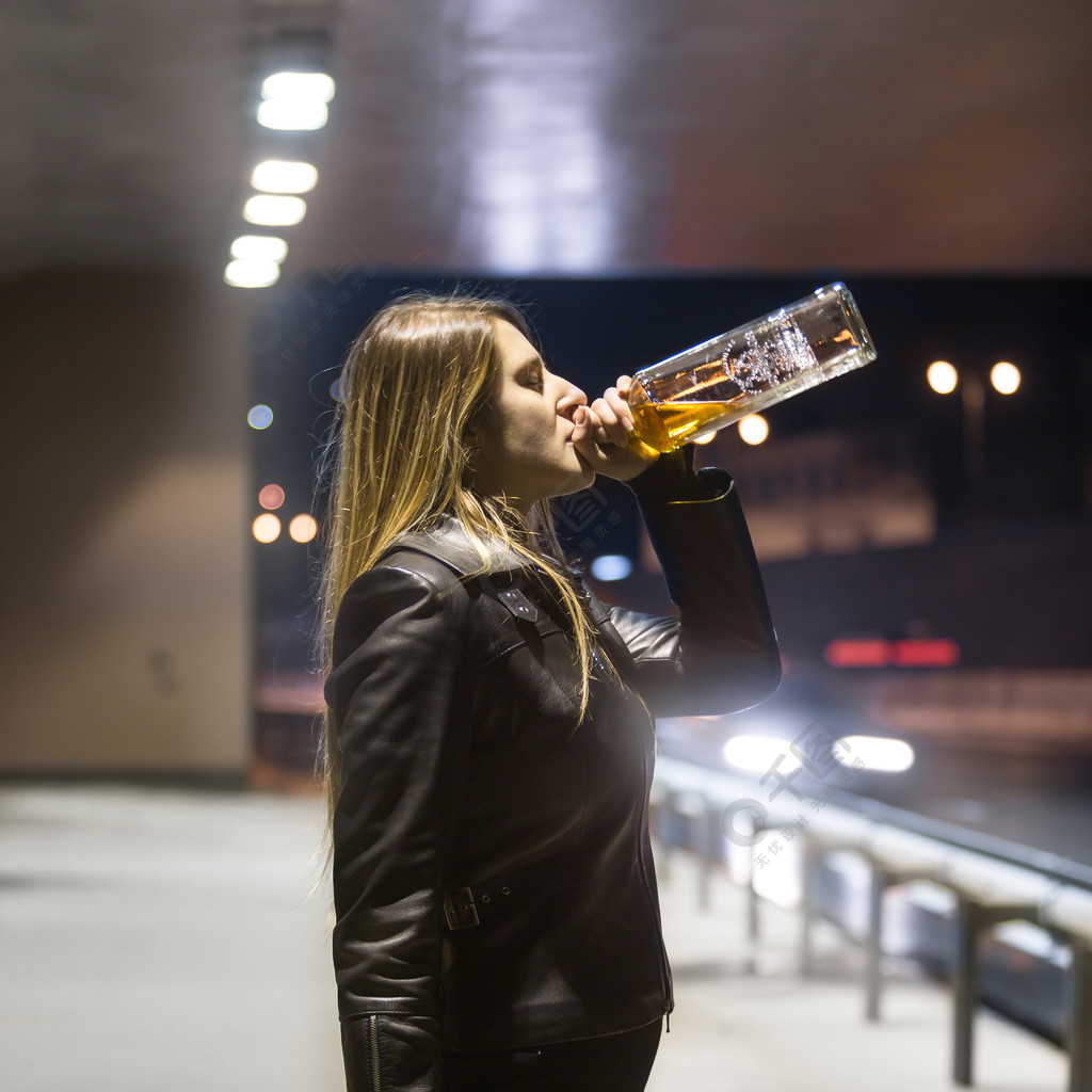 女人手拿酒瓶图片伤感图片