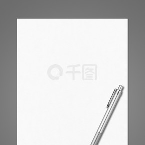 空白的白色 A4 纸和钢笔样机模板隔离在深灰色背景。空白的白色 A4 纸和笔样机模板。空白的白色 A4 纸和笔样机模板