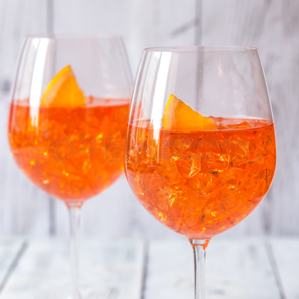 ɫľʱϵһ Aperol Spritz β