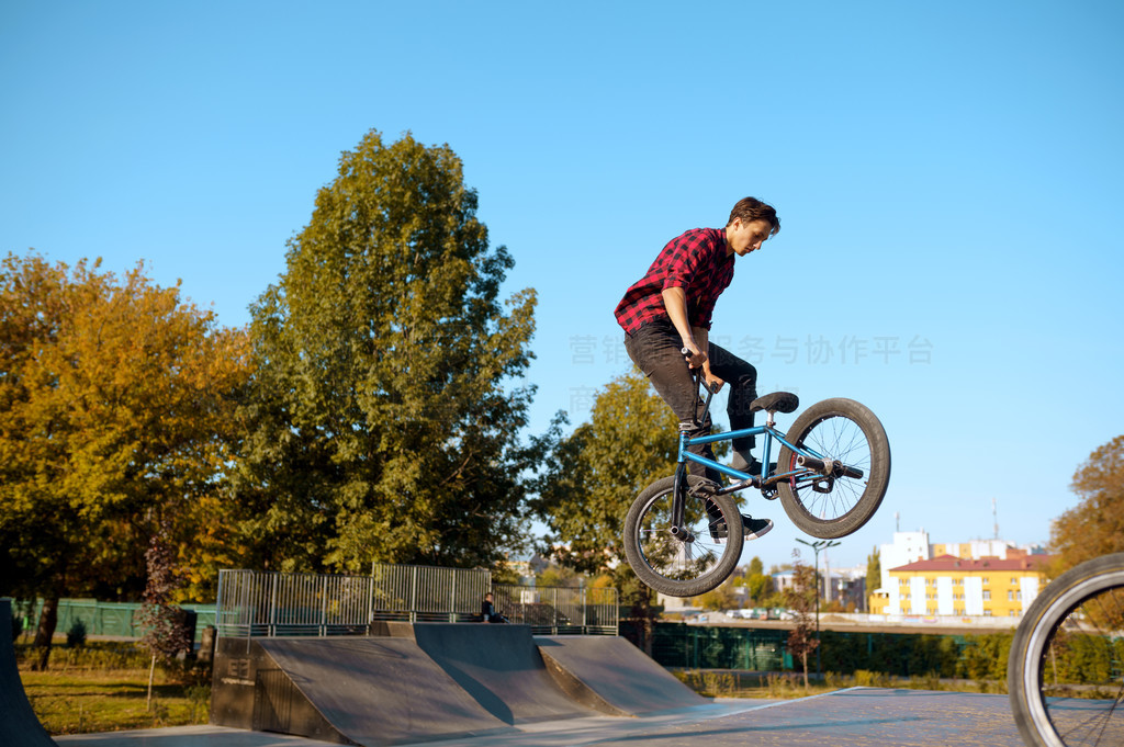 Bmx гµϣжԾڻ幫԰ѵг˶Σյг˶ͷСļ԰г Bmx гˣжԾڻ幫԰ѵ