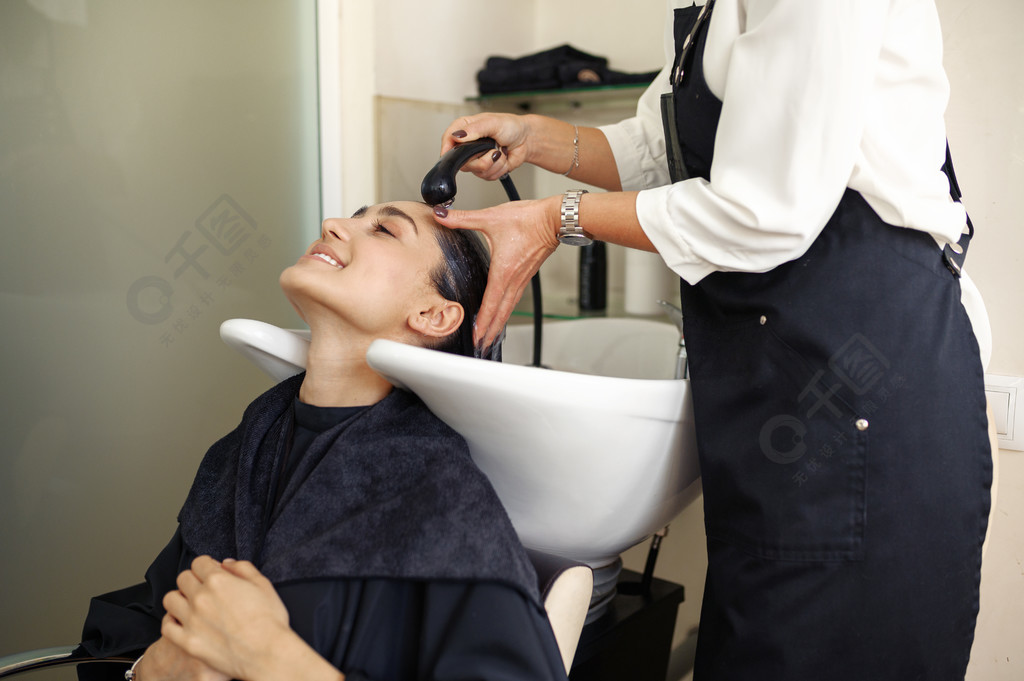 美发师洗女人的头发美发沙龙美发沙龙的造型师和客户美容事业专业服务