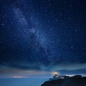 星夜下的灯塔。圣文森特角灯塔，萨格里什，阿尔加维，葡萄牙。