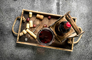 木托盘上的红酒。在质朴的背景上。木托盘上的红酒。