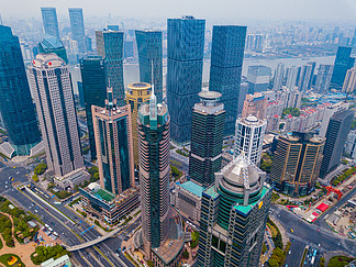 <i>中</i>国上海<i>市</i><i>中</i>心的鸟瞰图。亚洲智慧城<i>市</i>的金融区和商业<i>中</i>心。日落时摩天大楼和高层办公楼的顶视图。