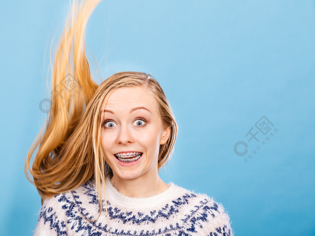 发型的想法幸福的概念疯狂的少女穿着冬季套头衫头发被风吹过金发碧眼