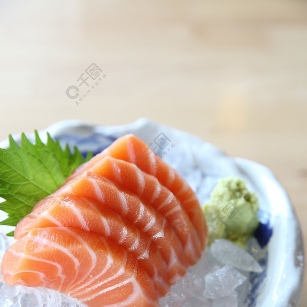 在木背景的三文魚生魚片日本食物