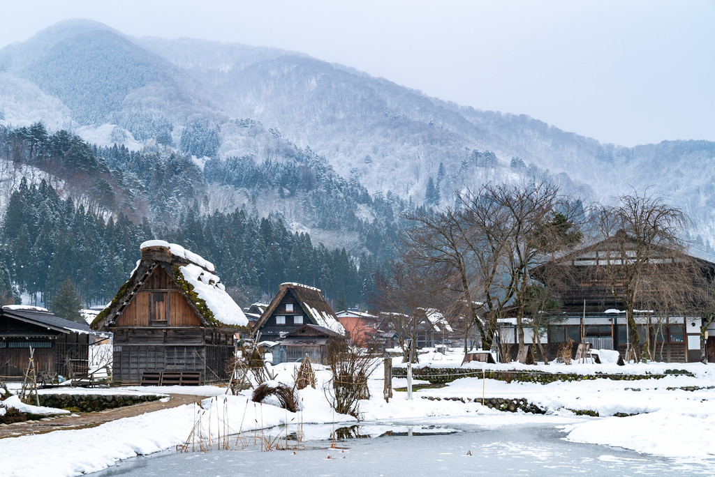 日本岐阜白川乡的冬雪景观白川湖是一座古老而传统的村庄拥有合掌造