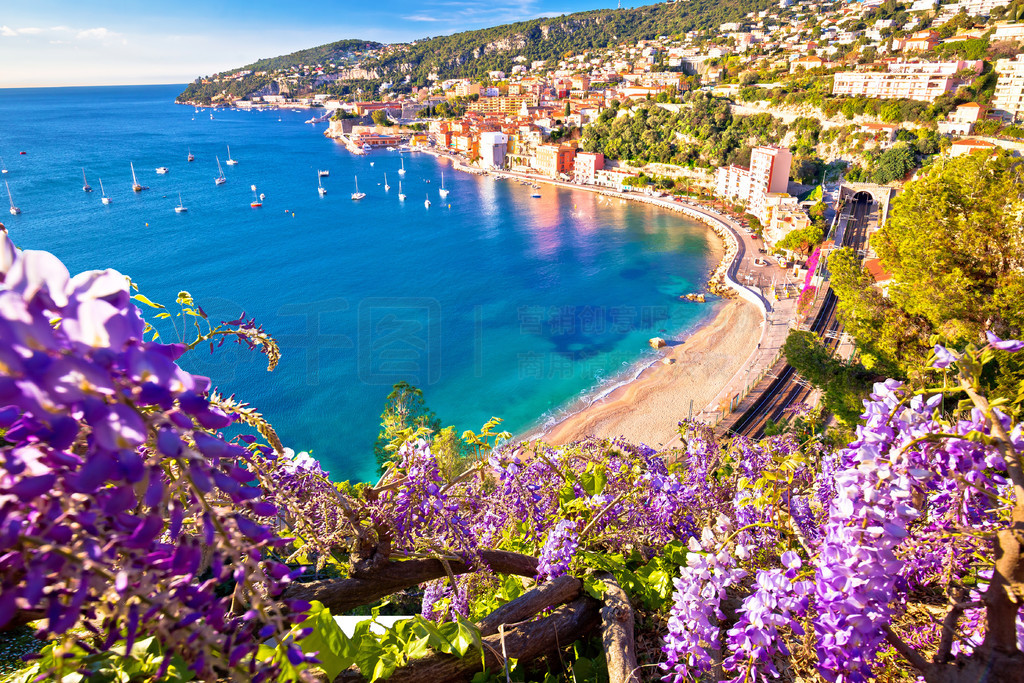 Villefranche sur Mer ԰ʫķάСɫͷ׵ĺ̲ۣ˹