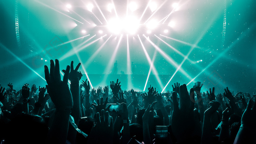 快乐的人在夜总会 DJ 派对音乐会上跳舞，并在舞台上聆听 DJ 的电子舞曲。剪影欢快的人群庆祝 2020 年新年派对。人们的生活方式 DJ 夜生活。