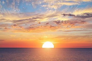 大太阳和大<i>海</i>日落背景。自然组成。