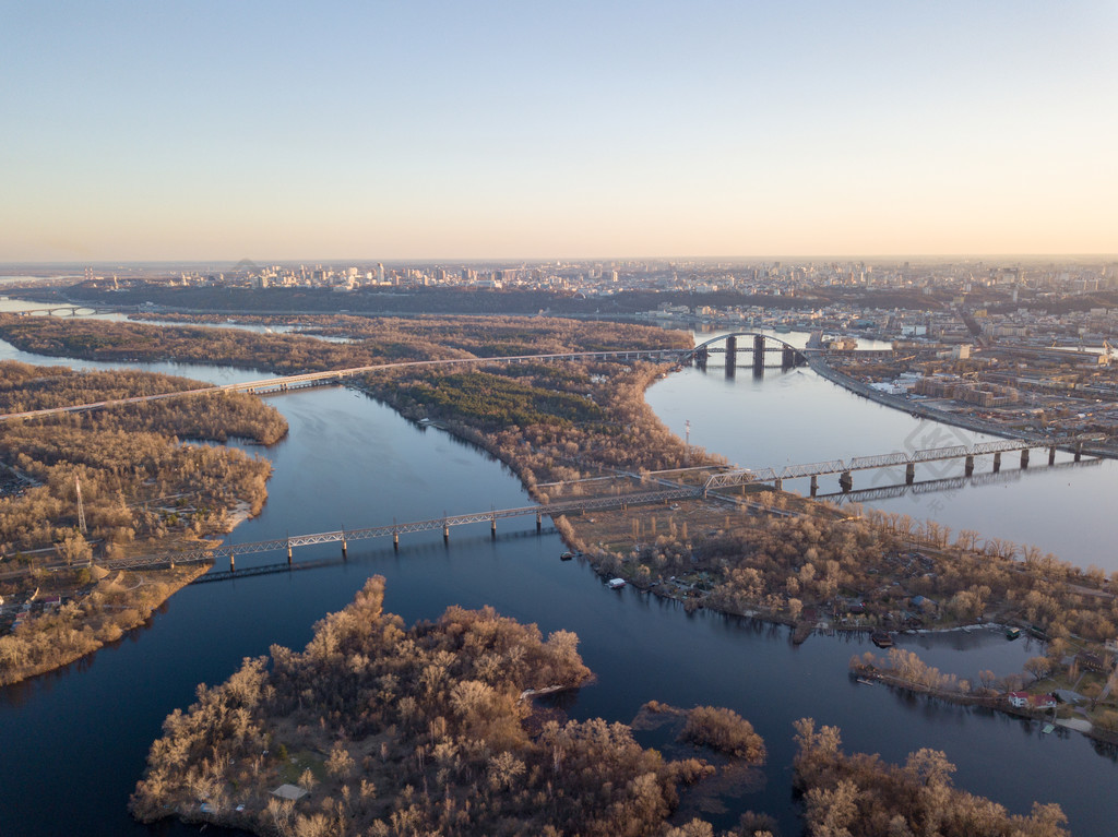 第聂伯河洪水与彼得罗夫斯基铁路桥和北桥的全景乌克兰基辅右岸的航拍