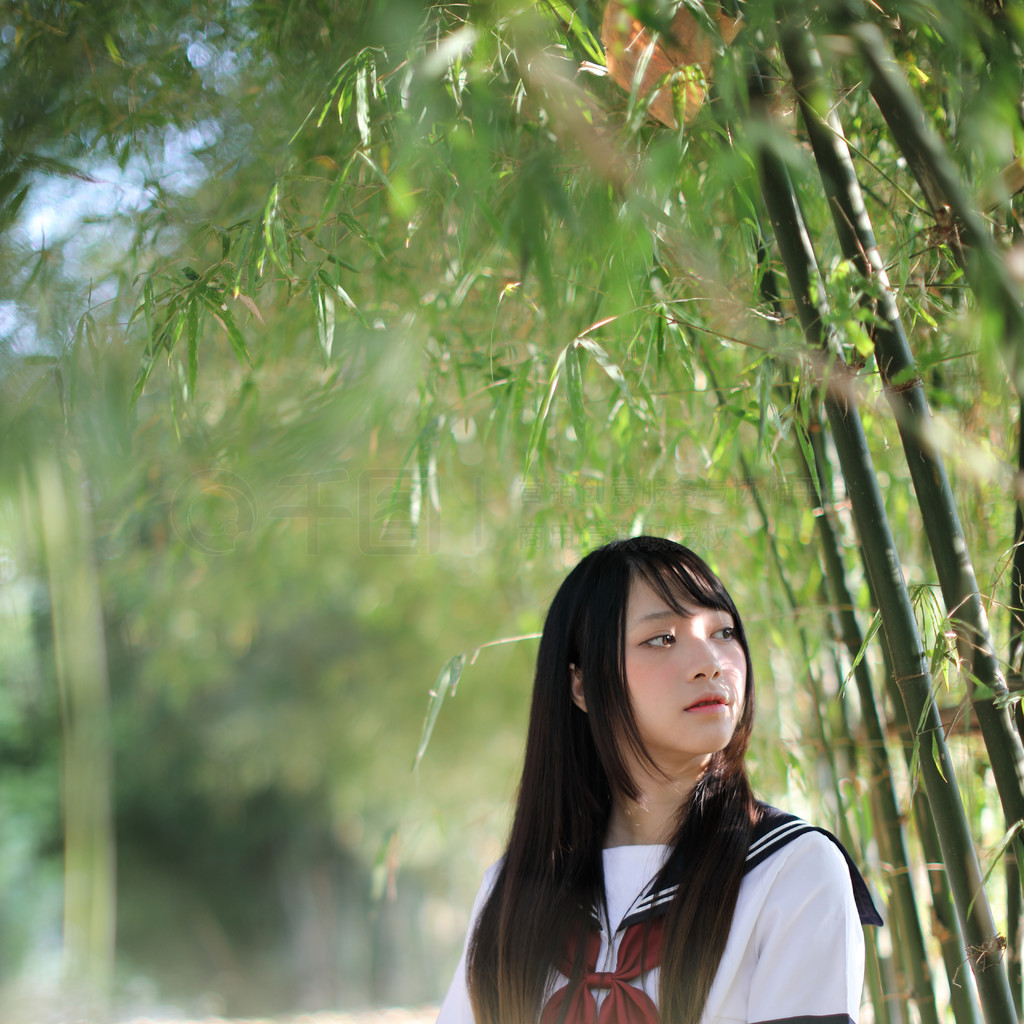 竹林背景中美丽的亚洲日本高中女生制服画像 库存图片. 图片 包括有 日语, 女性, 查找, 公园, 裙子 - 178514991