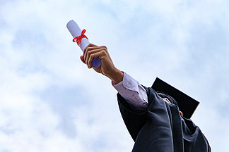 祝贺的学生，<i>穿</i><i>着</i>大学毕业袍的毕业生