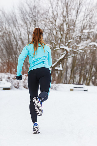跑步照片女冬天图片