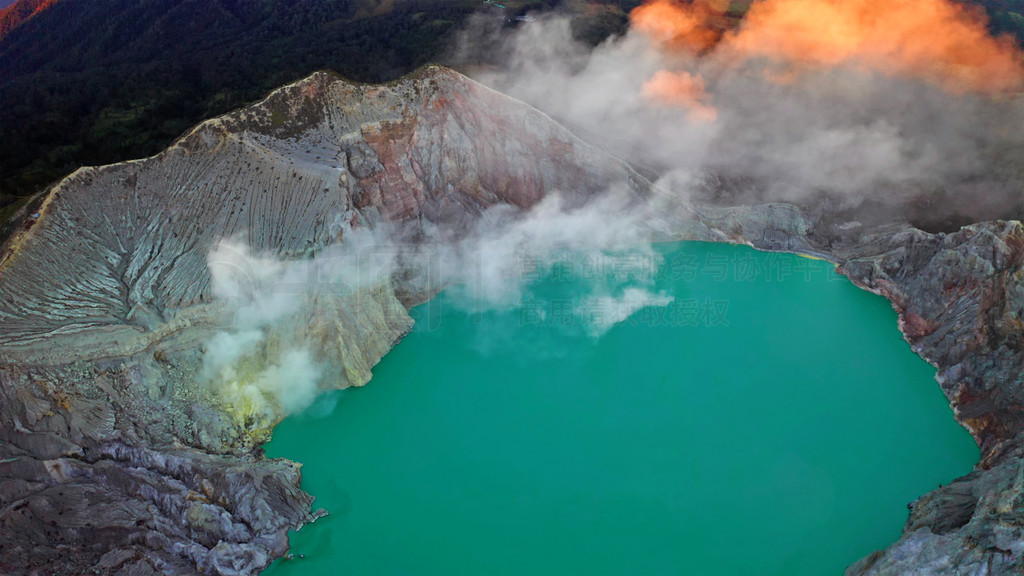 Kawah Ijen ɽʯͼճʱʯˮӡǶצ۵ȫȻ۱