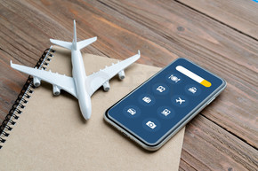 智能手机上的在线旅行和飞机图标应用程序