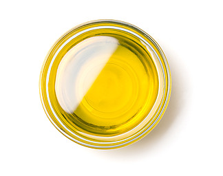 在白色上隔离的橄榄油碗的<i>顶</i><i>部</i>视图。孤立的橄榄油碗