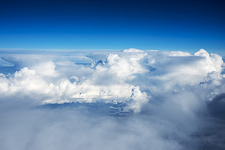 从飞机上看蓝<i>色</i>和白<i>色</i>的<i>云</i>视图