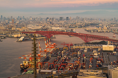 日本关西神户塔的天际线和港口城市进出口业务和物流国际货物中的集装
