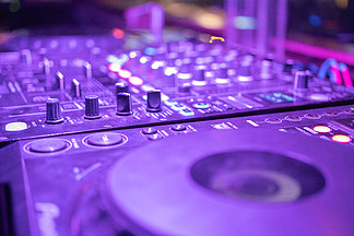在 <i>DJ</i> 聚会期间在 CD 播放器上混音或在夜总会进行曲目混音。迪斯科俱乐部的夜生活在迪斯科酒吧俱乐部酒吧背景的派对音乐舞蹈节表演。娱乐夜生活。