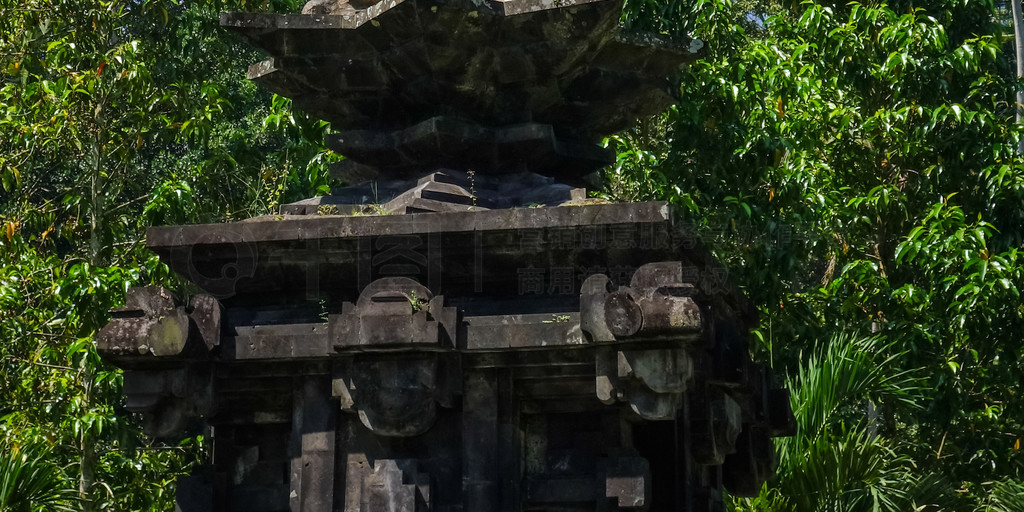  Tirta Empul £Tampaksiringڲ嵺ӡǵĵӡǰ嵺ڲ Tirta Empul µĵ