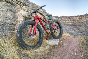 科罗拉多州北部皂石草原自然区小路上的胖自行车，深秋的风景
