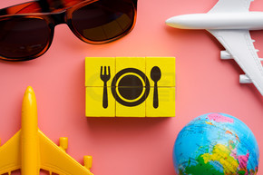 彩色拼图上的旅行和餐厅图标