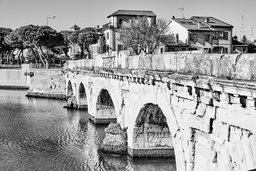 Թ (Ponte di Tiberio) ᾰ  ڰо