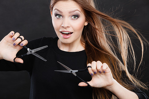 头发卫生用剪刀做疯狂有趣的脸的女孩准备剪裁造型新形象的发型发型