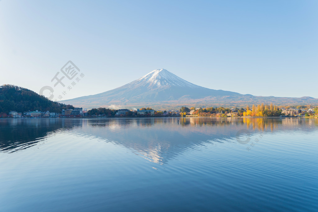 日本山梨县富士河口湖富士五湖附近蓝天的富士山倒影自然景观背景