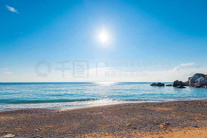 明亮的正午太阳在清澈的海水上,地平线的景色海景