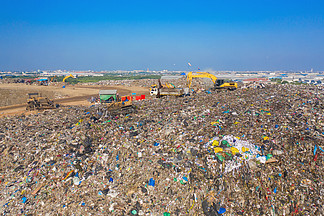 环境污染工业厂房中不同类型的大型垃圾堆、塑料袋和垃圾与拖拉机车的鸟瞰图。倾倒场的废物<i>处</i><i>理</i>。