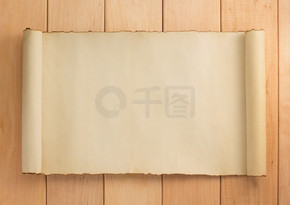 木制背景上的羊皮纸卷轴