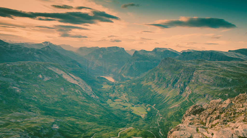 ζȼٺСŲʶղƽ̨ Dalsnibba ۵ Geirangerfjord ɽ۵ɫ Dalsnibba ۵㿴 Geirangerfjord