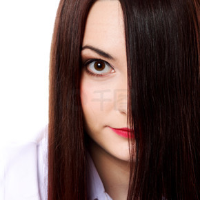 女性化妆用长长的深色直发白色背景覆盖面部的一部分