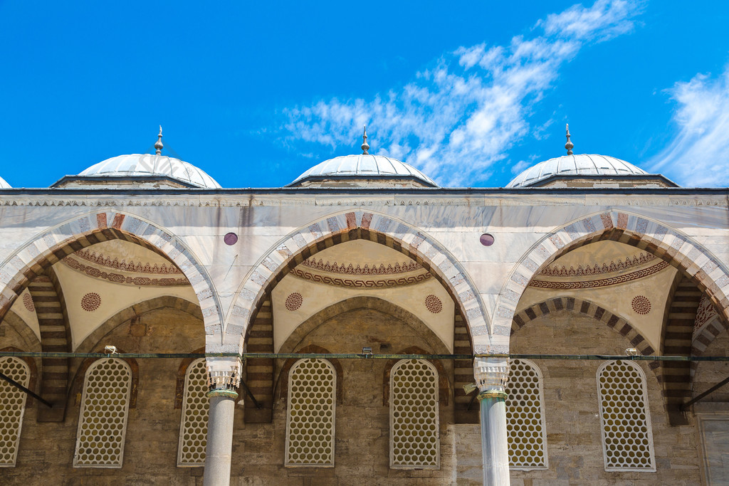土耳其伊斯坦布尔的苏丹艾哈迈德清真寺 (蓝色清真寺) 在一个美丽的夏日