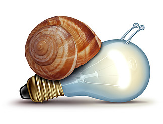 低能量和缓慢的创意概念作为灯泡或带有蜗牛壳的灯泡作为创新危机隐喻，用于在白色背景下创新面临新想法的创造力问题。