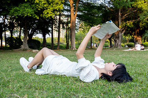 看书的女孩儿花絮图片