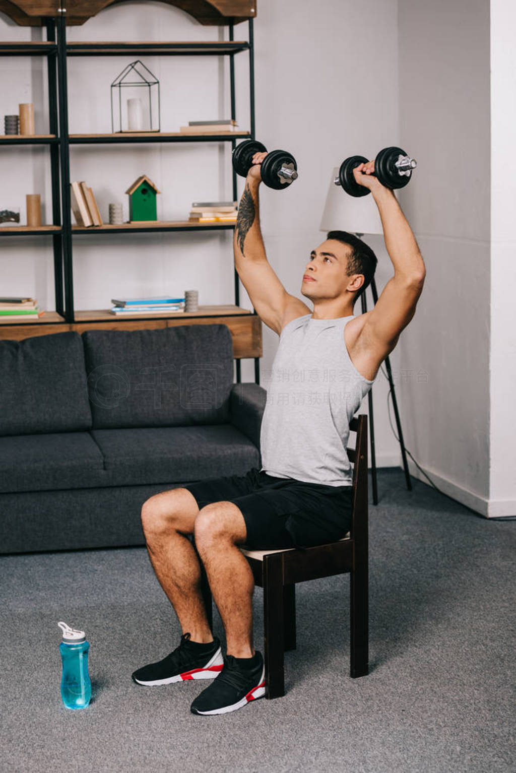 Activity高清图片_strong mixed race sportsman holding heavy dumbbells over ...