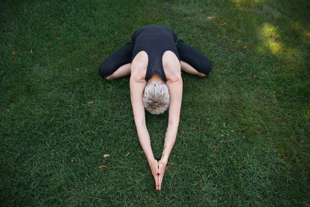 Ůڹ԰ݵϵĿͯ (Balasana) ϰ٤ĸӽ