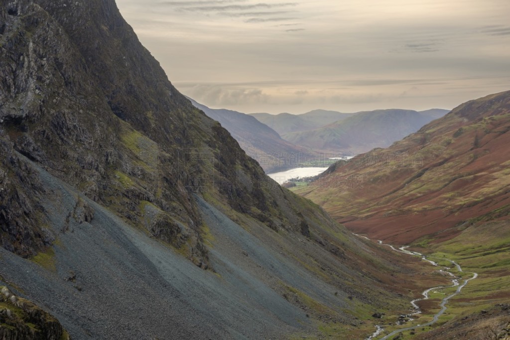 ＾ʱӺ (Dale Head) ӻ˹ɽ (Honister Pass) ׶ (Buttermere) ׳