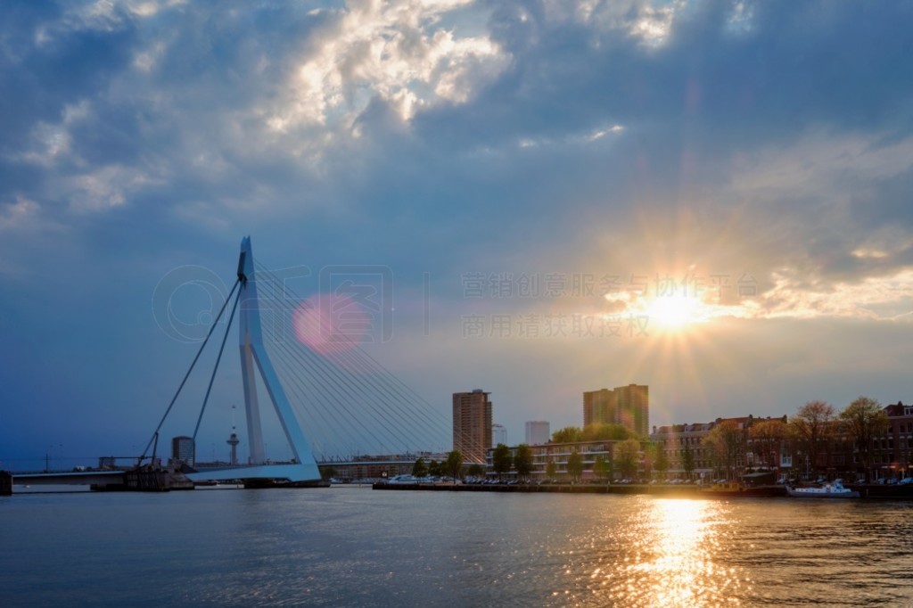 ¹ص߳оۣʱ֣˹ϵ˹ķ˹³ (Erasmusbrug Bridge)¹ص¹ص߳о˹ķ˹³ź˹µĶԱȣ