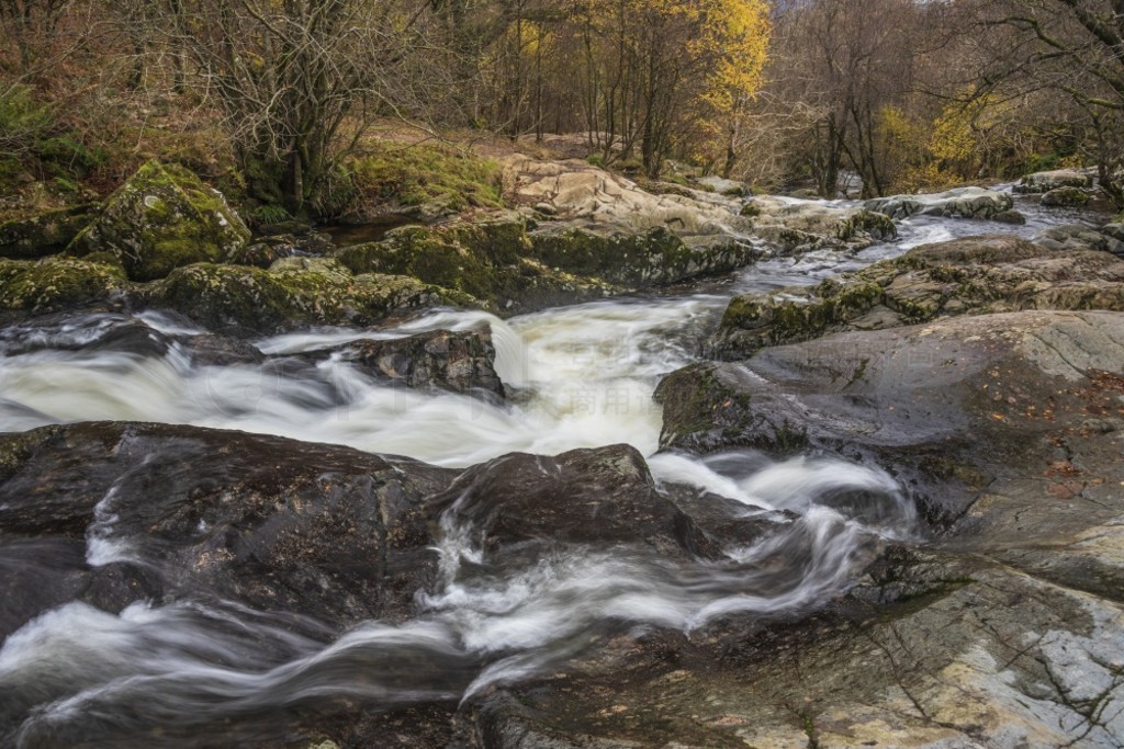 ˹ٲ (Aira Force Upper Falls) ɫͷ׵＾չʾгֳʷʫľͼ