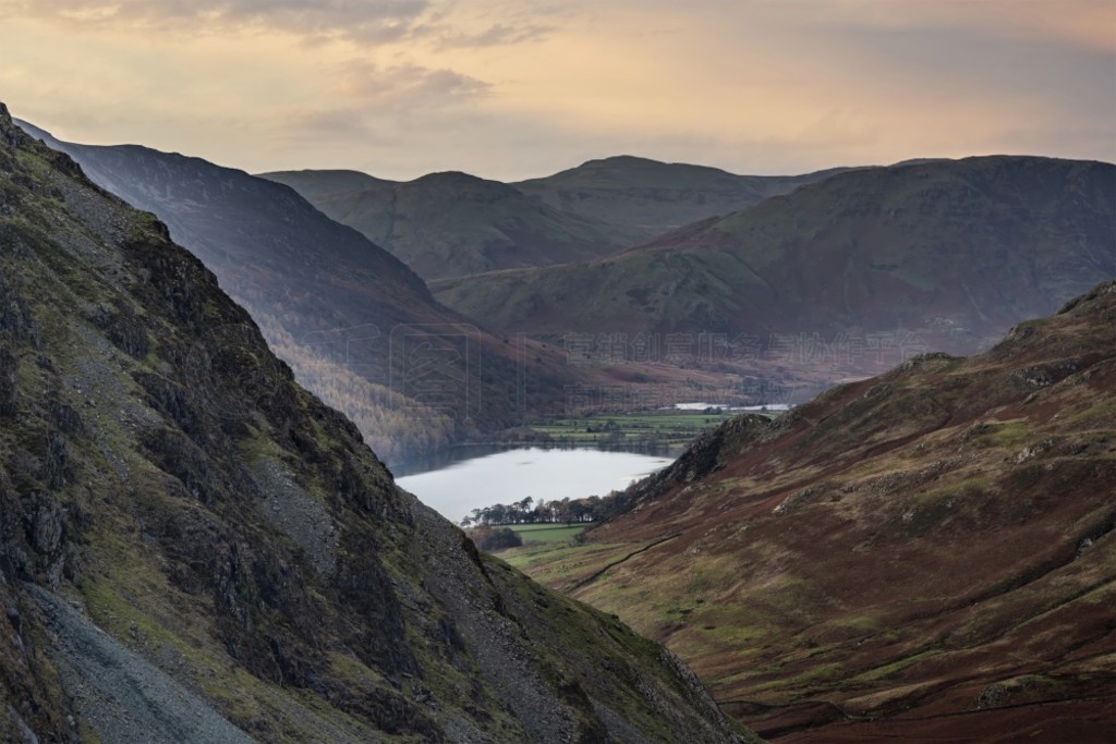 ＾ʱӺ (Dale Head) ӻ˹ɽ (Honister Pass) ׶ (Buttermere) ׳