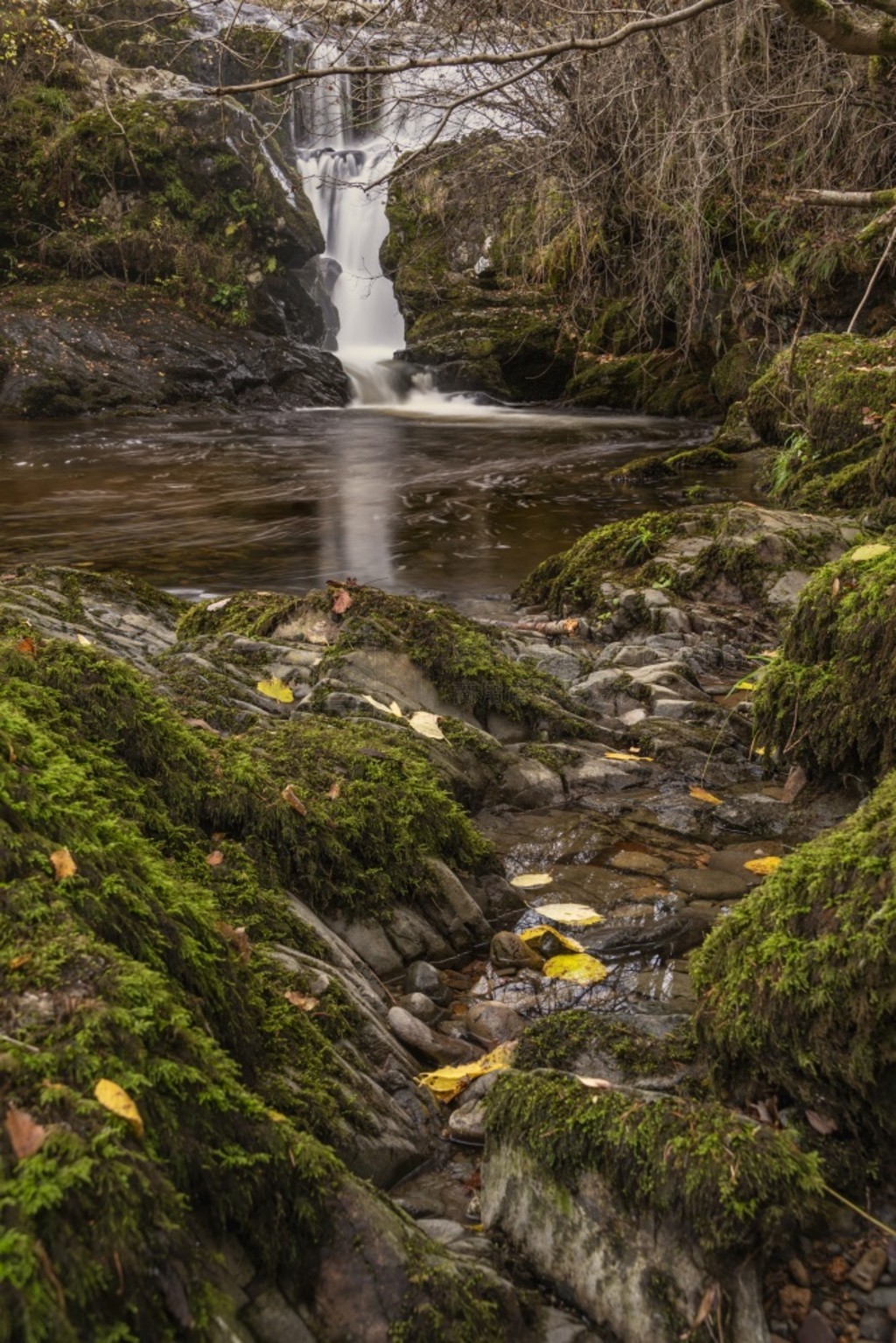 ˹ٲ (Aira Force Upper Falls) ɫͷ׵＾չʾгֳʷʫľͼ