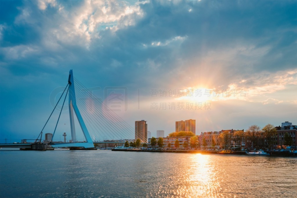 ¹ص߳оۣʱ֣˹ϵ˹ķ˹³ (Erasmusbrug Bridge)¹ص¹ص߳о˹ķ˹³ź˹µĶԱȣ