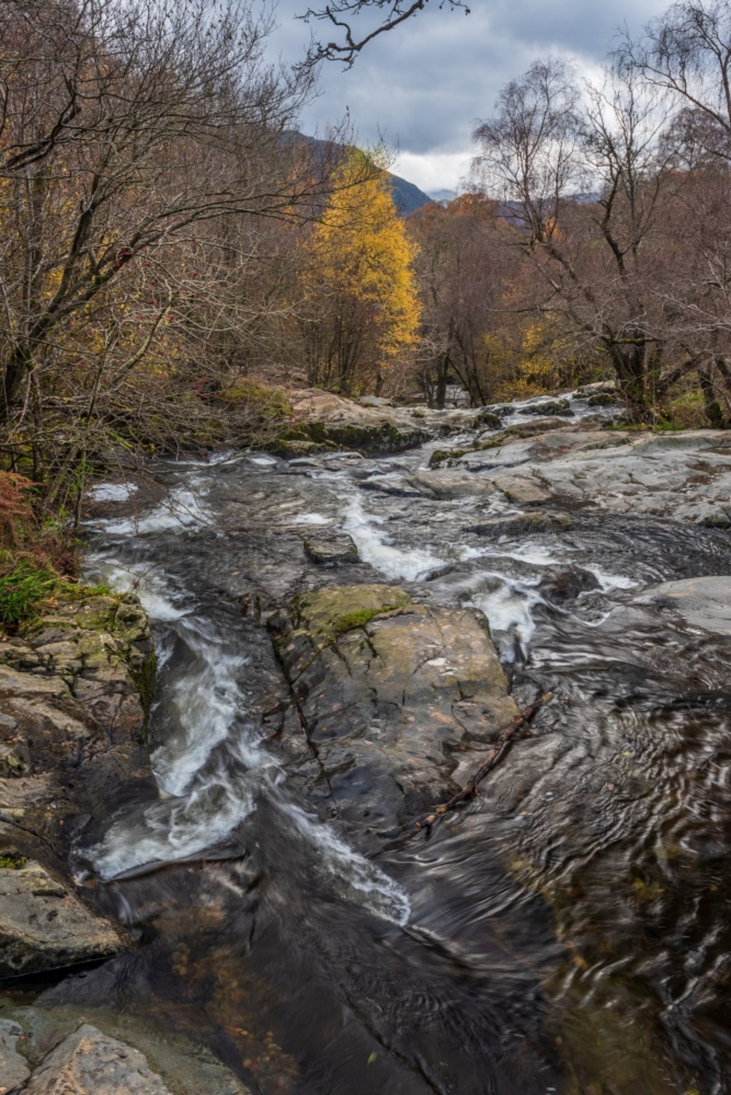 ˹ٲ (Aira Force Upper Falls) ɫͷ׵＾չʾгֳʷʫľͼ