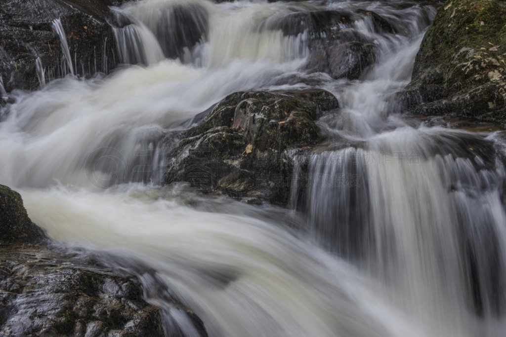 ˹ٲ (Aira Force Upper Falls) ɫͷ׵＾չʾгֳʷʫľͼ