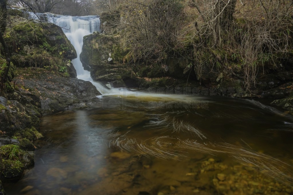 ˹ٲ (Aira Force Upper Falls) ɫͷ׵＾չʾгֳʷʫľͼ