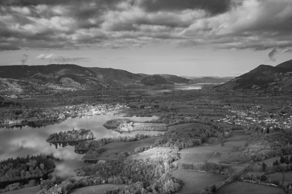 ڰʷʫķ羰＾ͼ񣬴Ӻ (Walla Crag) غ (Derwentwater)˹ (Catbells) Զɽɫʺ͹˾̾